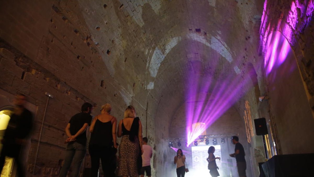 L’edifici de la Canonja de la Seu Vella va acollir les sessions de música i arts visuals de la Nit Sonora.