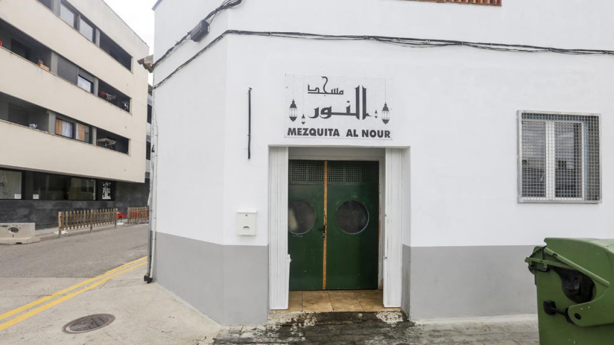 La taca d’oli que ha quedat a l’entrada de la mesquita d’Alcarràs.