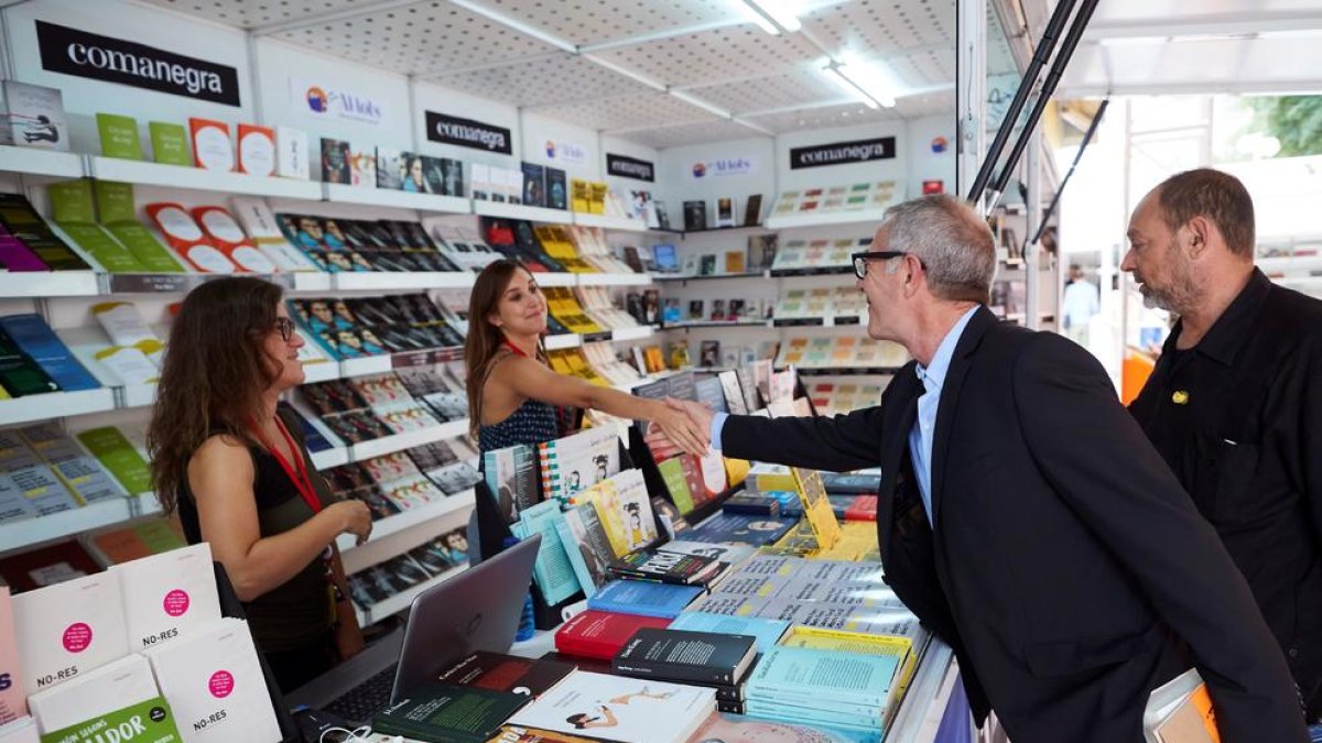 El ministro de Cultura paseó por la Setmana del Llibre en Català.