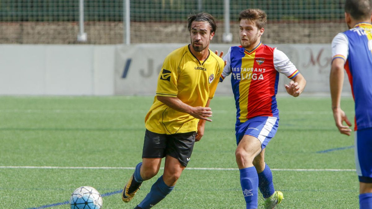 Un jugador del Tàrrega i un altre de l’Andorra pugnen per la pilota, ahir durant el partit.