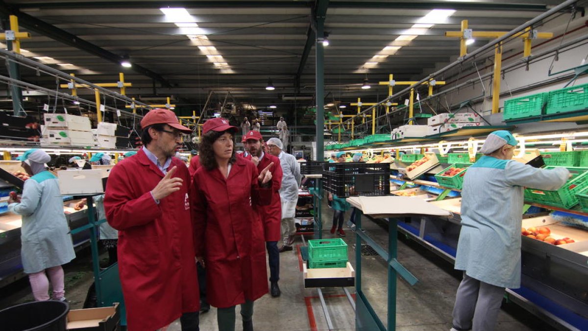 La consellera de Agricultura, Teresa Jordà, durante su visita a la planta de Actel en Térmens, ayer.
