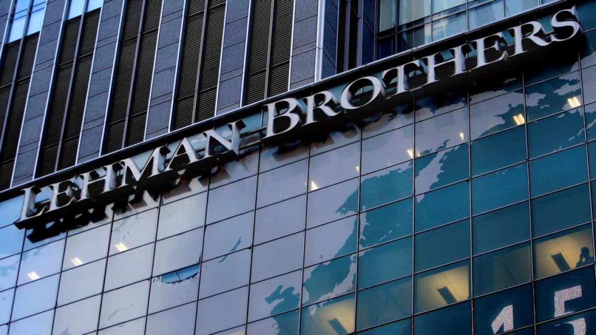 Logotip del banc Lehman Brothers a la seu mundial de la companyia (Nova York), d’arxiu.