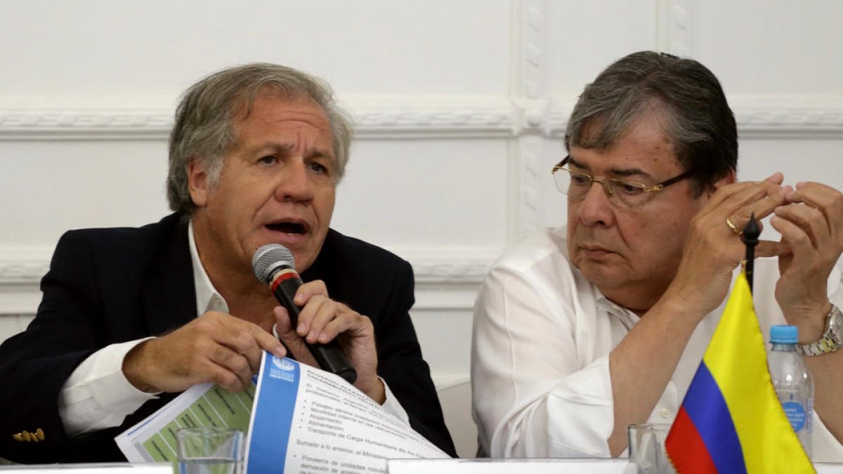 Luis Almagro (i) y el ministro colombiano, Carlos Holmes Trujillo.