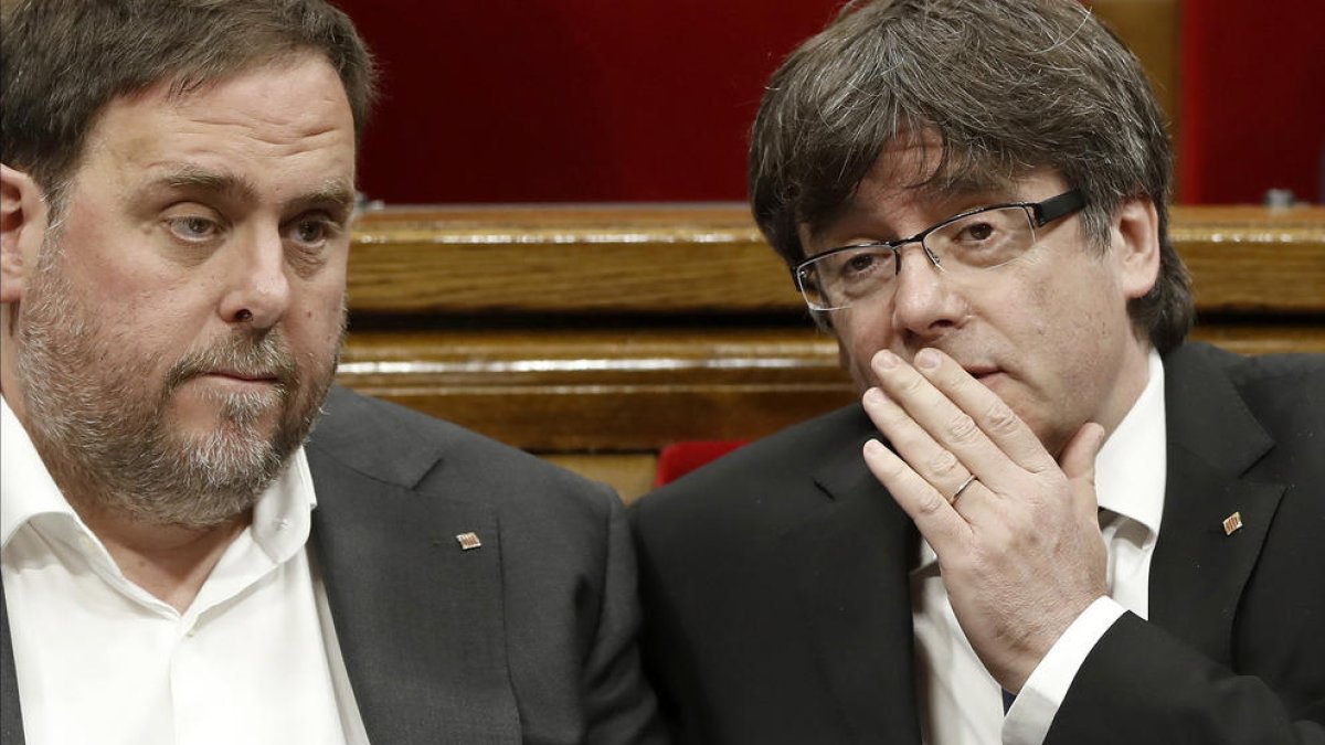 Oriol Junqueras i Carles Puigdemont durant el ple del Parlament.