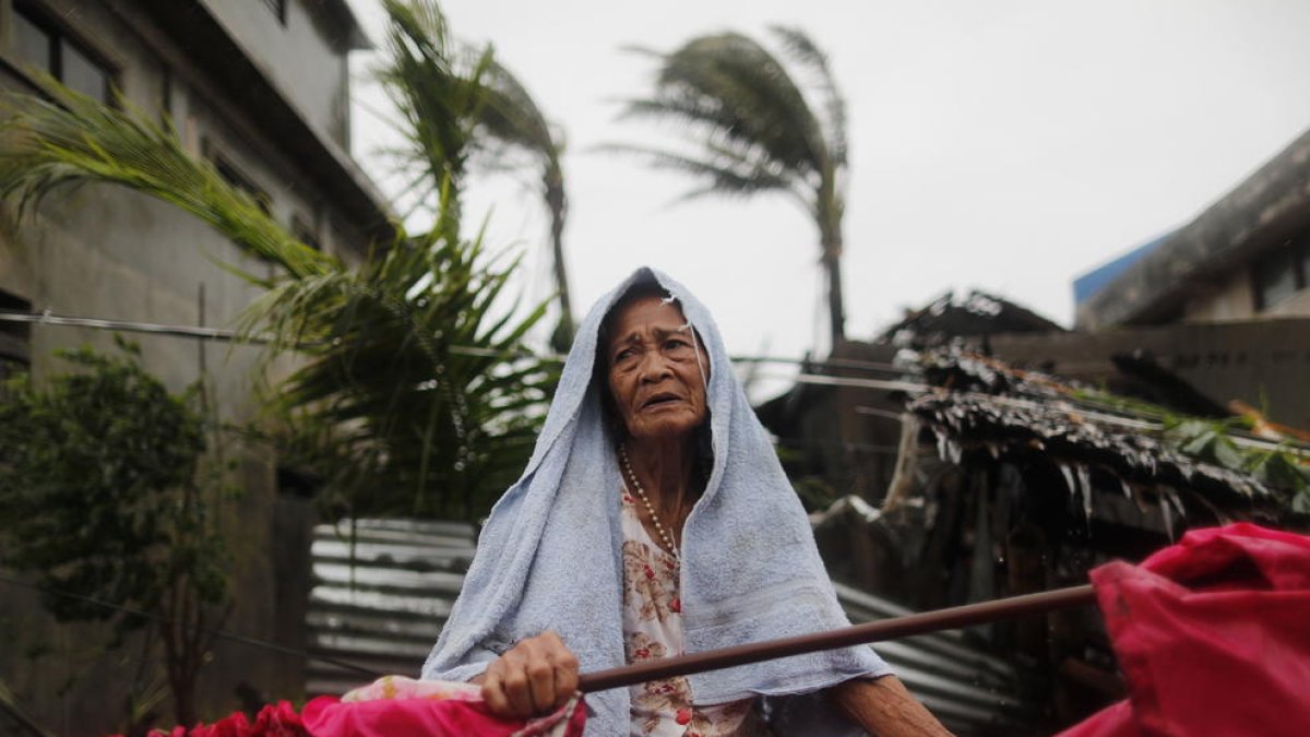 Imagen de una mujer trasladando sus efectos personales, ayer en Filipinas.