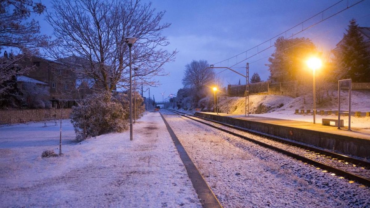 Imatge de la neu a les vies del tren de Sant Guim de Freixenet, ahir a la tarda.