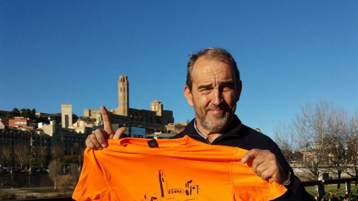 Josep Maria Batlle, amb la samarreta de la 38a Pujada a la Seu Vella