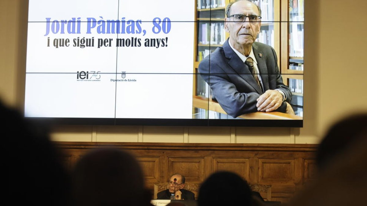 El poeta Jordi Pàmias recibió ayer un homenaje literario en el IEI en el día de su 80 cumpeaños.