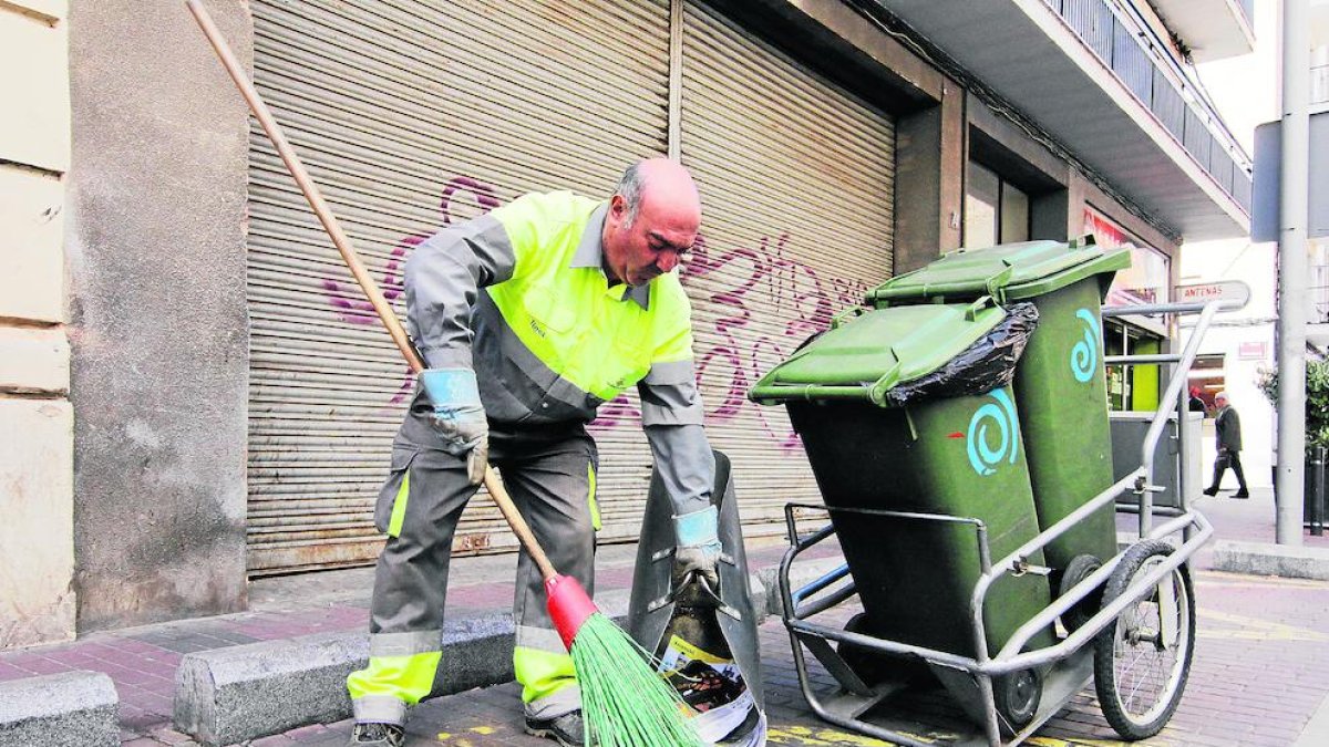 Imatge d’arxiu d’un operari d’Ilnet que neteja el carrer.