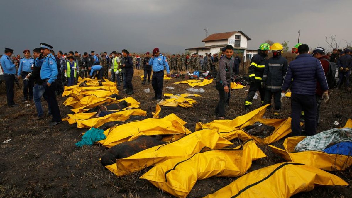 Al menos 49 muertos al estrellarse un avión en Katmandú