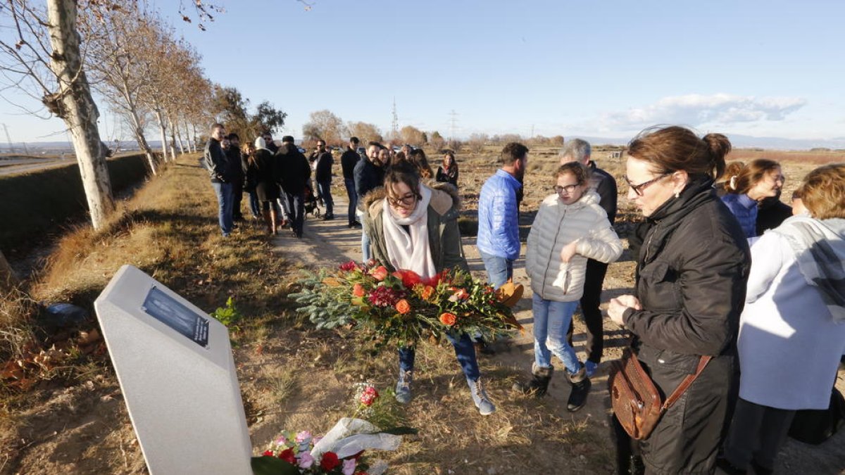 Homenaje a Marta Soria el pasado diciembre en el monolito en su recuerdo en el lugar del siniestro. 