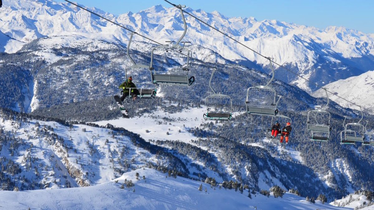 Esquiadors a Baqueira Beret, amb tota l’estació oberta.