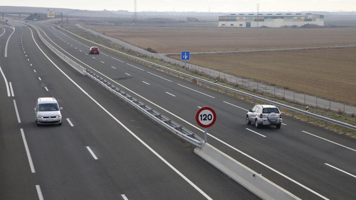 Imatge de l’A-14 al seu pas pel municipi d’Alguaire, la setmana passada.