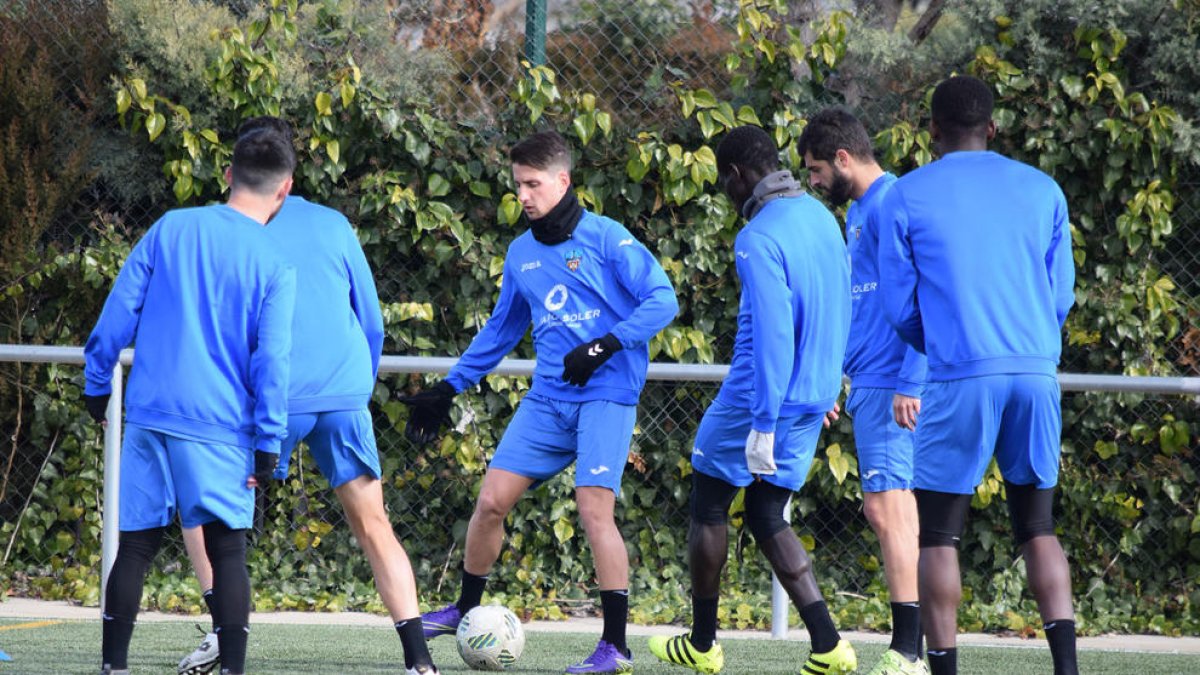 Los jugadores del Lleida se entrenaron ayer en las instalaciones del Colegio Terraferma