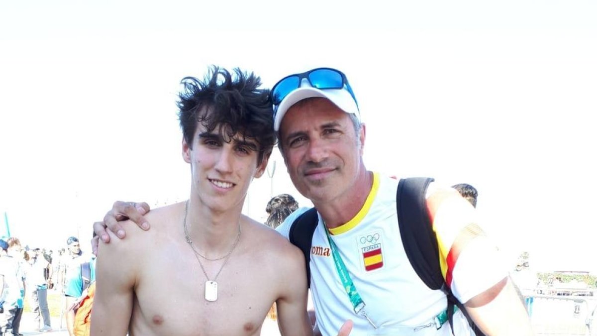 Bernat Erta, ayer en Buenos Aires junto a su padre, Quim Erta, uno de los técnicos de la Selección.