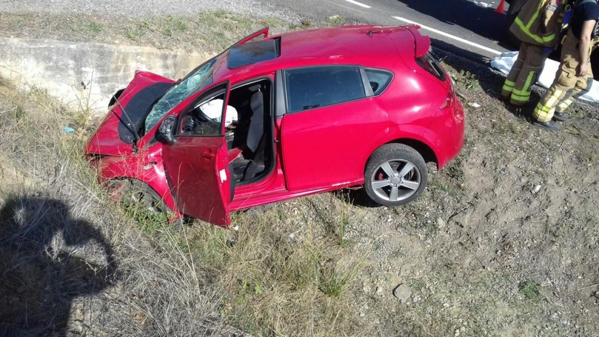 Vista del vehicle accidentat ahir a l’N-230 al terme municipal del Pont de Montanyana.