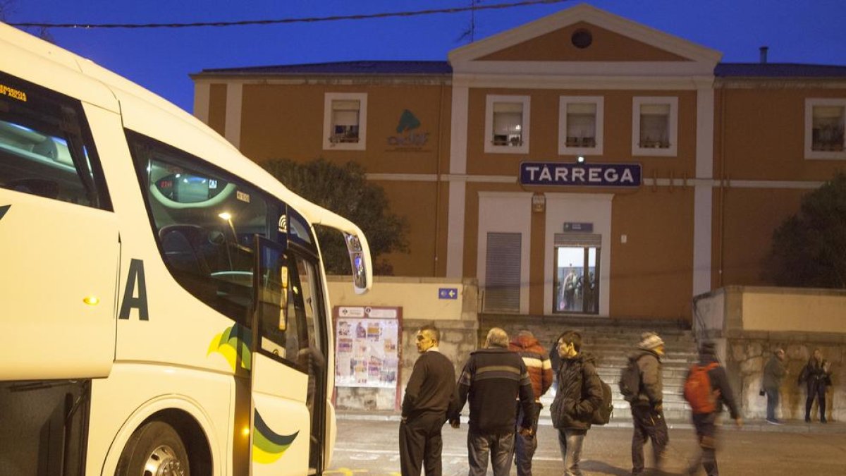 Renfe trasladó en autocares a los pasajeros del tren anulado por la indisposición de un maquinista.