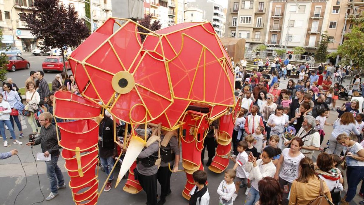 El Centre de Titelles passejarà el 23 l’elefant Hathi entorn de l’IEI.