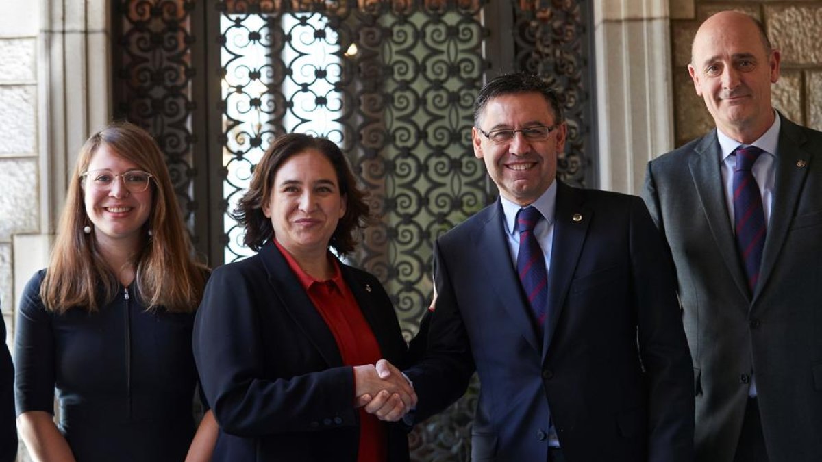 Janet Sanz, Ada Colau, Josep Maria Bartomeu i Jordi Moix, ahir a l’ajuntament de Barcelona.