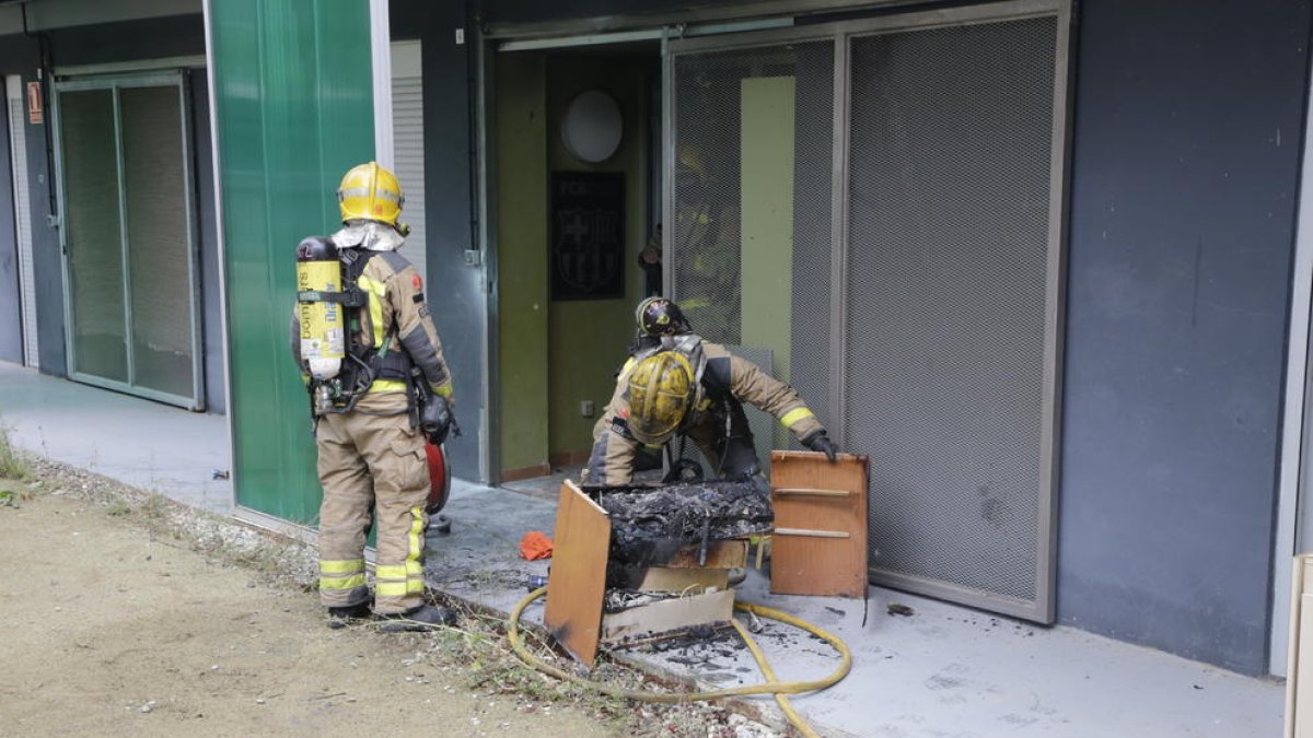 Els Bombers sufoquen un foc a la planta baixa d’un pis de Pardinyes