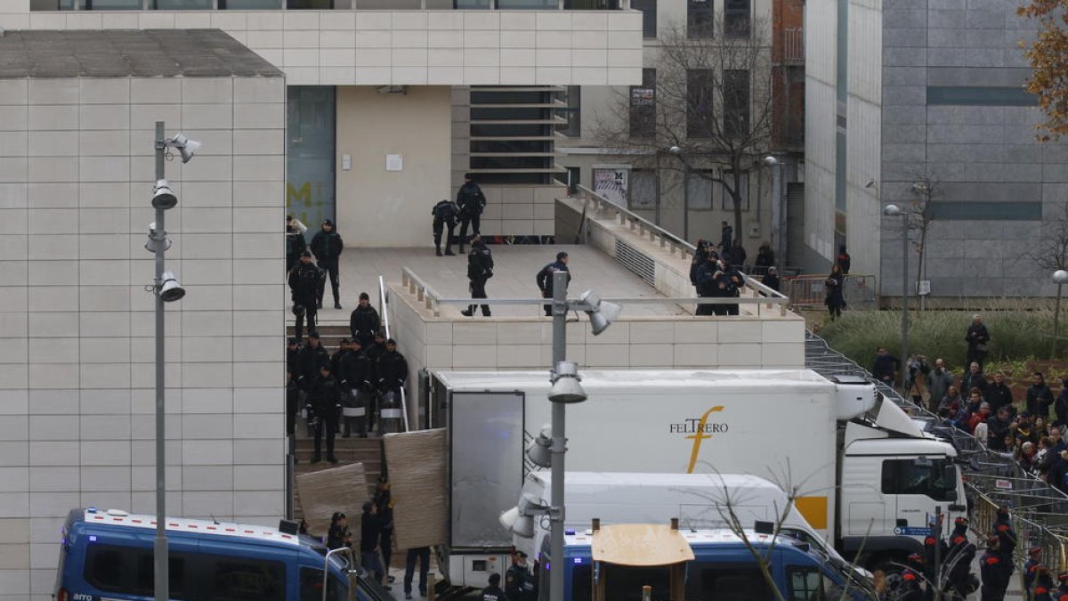 Operació policial de càrrega de l’art de Sixena l’11 de desembre passat al Museu de Lleida.