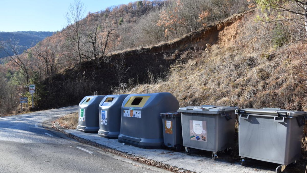 Los contenedores más cercanos, en el cruce de Cava y Ansovell.