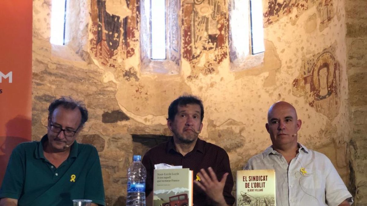 Antich, Joan-Lluís Lluís y Villaró, en Estamariu, en el primer encuentro de ‘asesinos’ de Franco. 