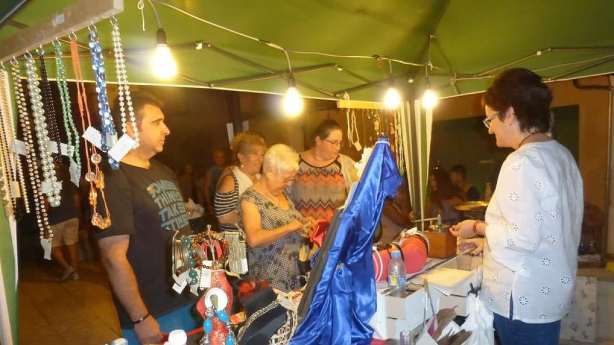 Uno de los estands de la segunda edición de la feria nocturna de Camarasa.