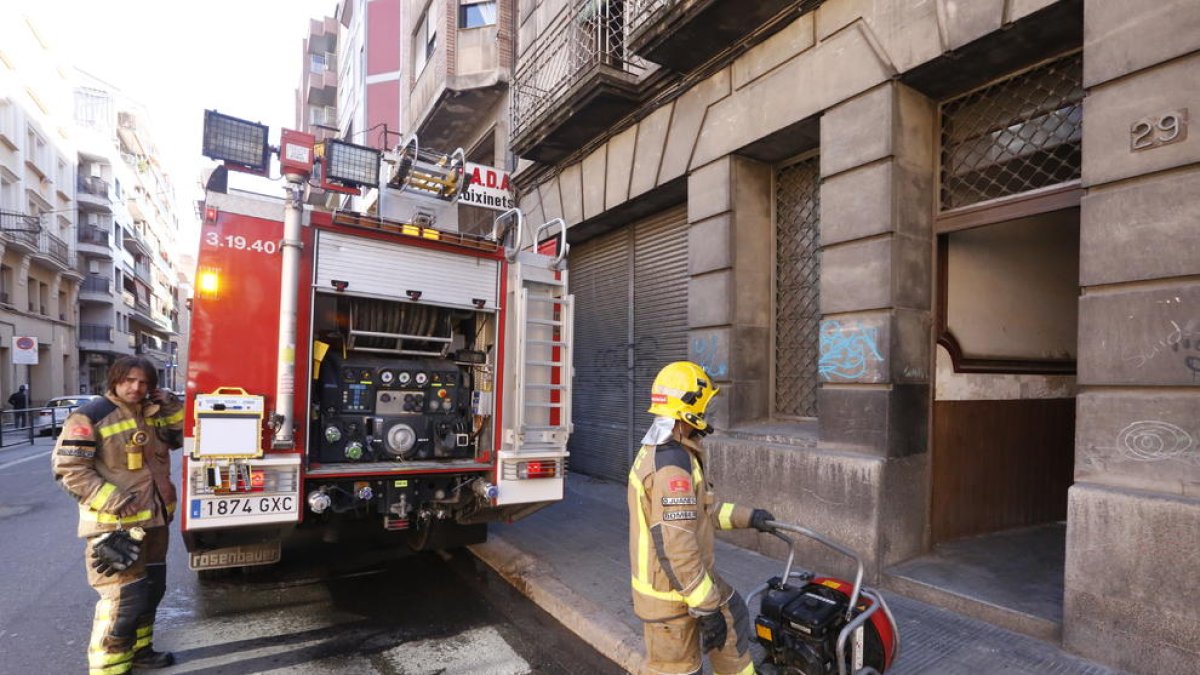 Bomberos, ayer, en el lugar de los hechos.