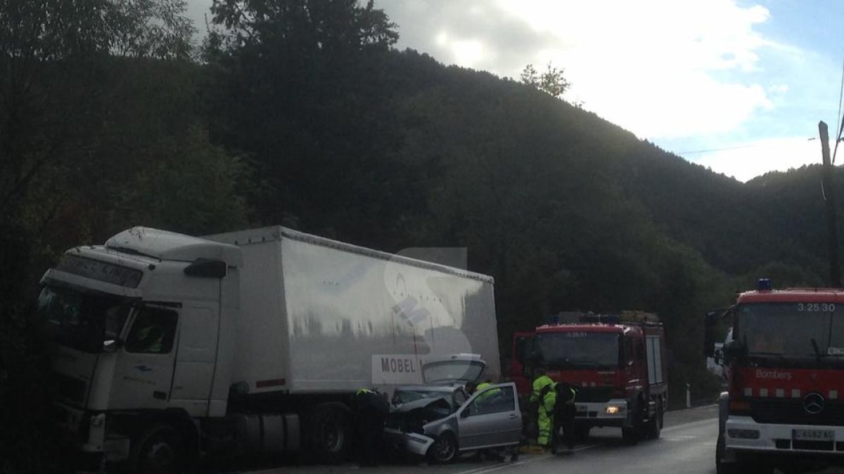 El camió i turisme implicats en l'accident al Pont de Suert.