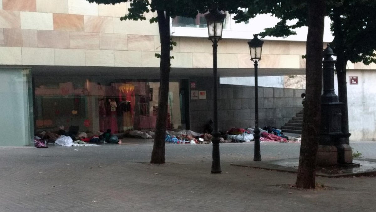 Imagen de temporeros durmiendo bajo la cubierta del centro cívico de l’Ereta.