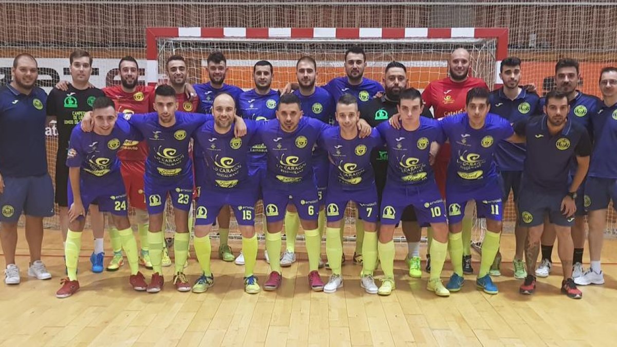 Jugadores del Futsal Lleida Restaurante Lo Caragol, ayer en la presentación en el Onze de Setembre.