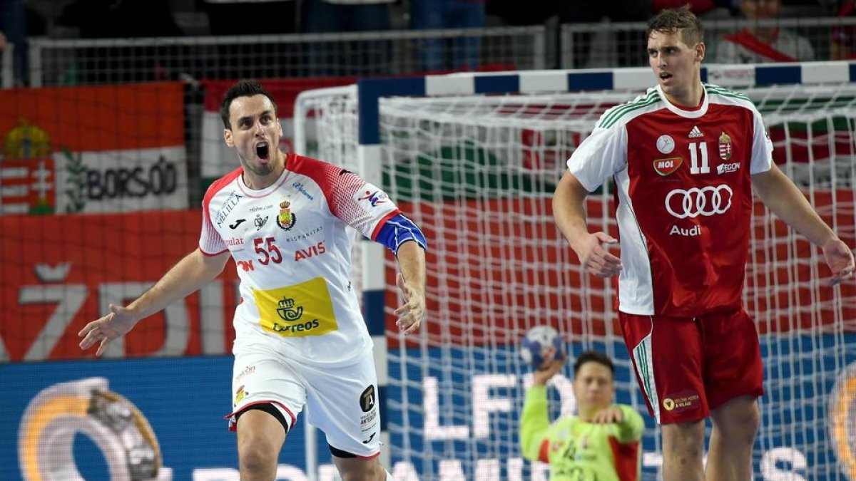 Adrián Figueras celebra un gol aconseguit davant d’Hongria.