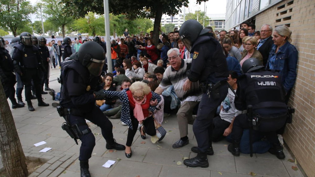 Imatge de les càrregues policials al col·legi electoral habilitat l’1-O al CAP de Cappont.