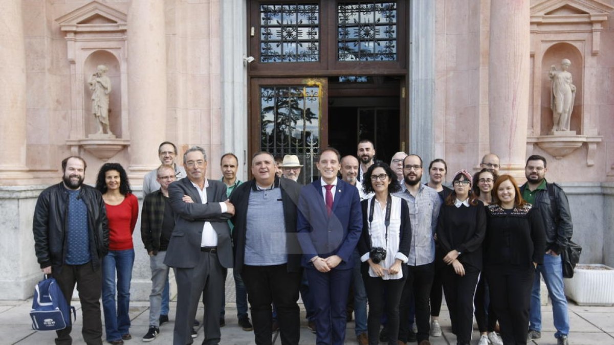 Foto de familia del encuentro del subdelegado del Gobierno español en Lleida, José Crespín, con los medios de comunicación.