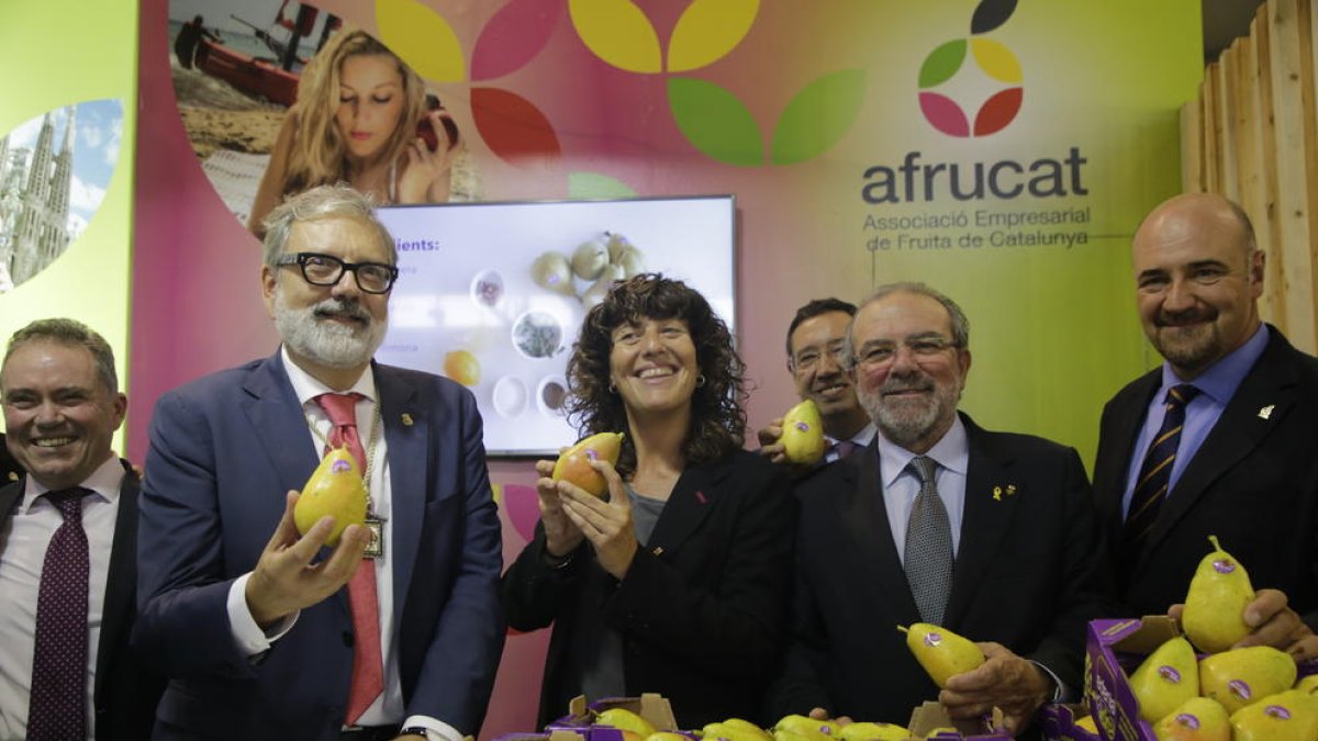 Fèlix Larrosa, Teresa Jordà, Ramon Farré i Joan Reñé, ahir en un estand de la Fira de Sant Miquel.