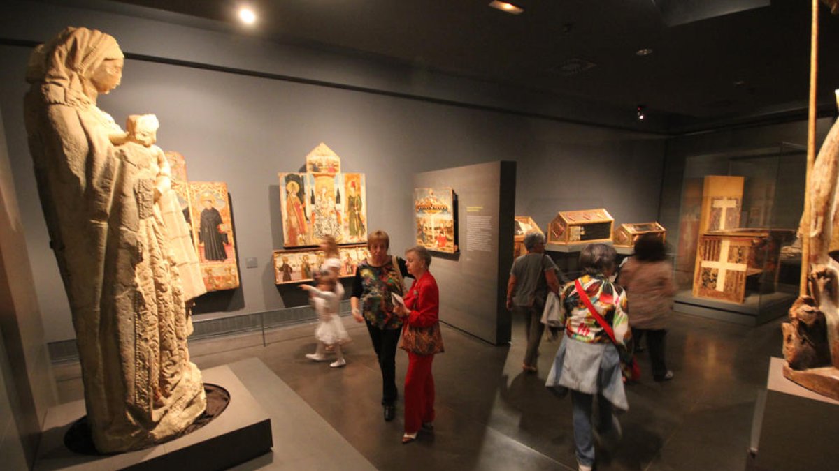 Visitants a l’exposició permanent del Museu de Lleida.