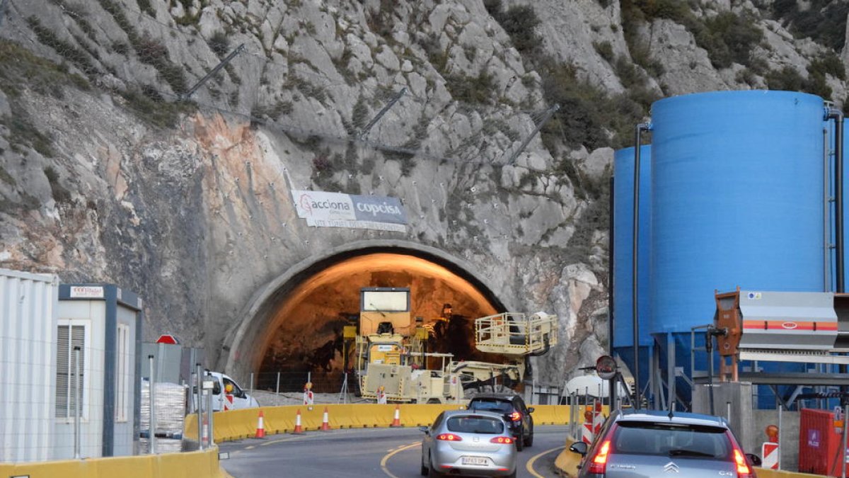 Els operaris treballaven ahir en una de les dos boques del túnel de Tres Ponts.