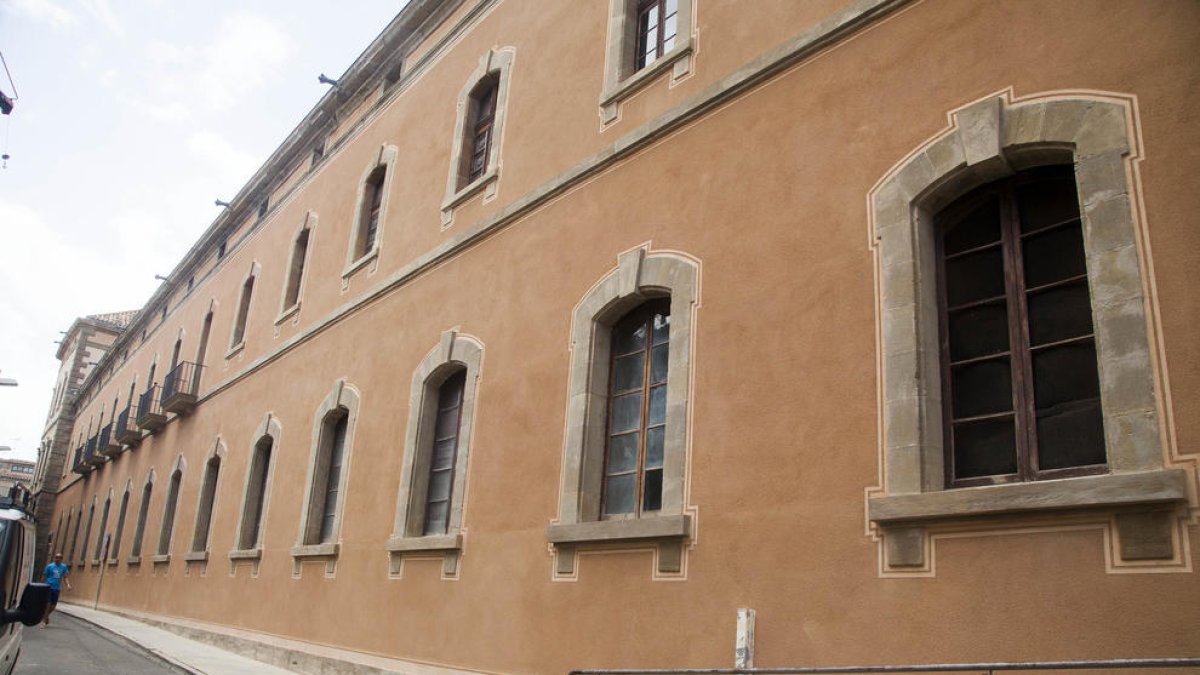 Acaba la restauració d’una façana de la Universitat de Cervera