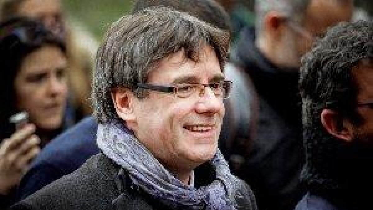 Puigdemont jura la Constitució per 