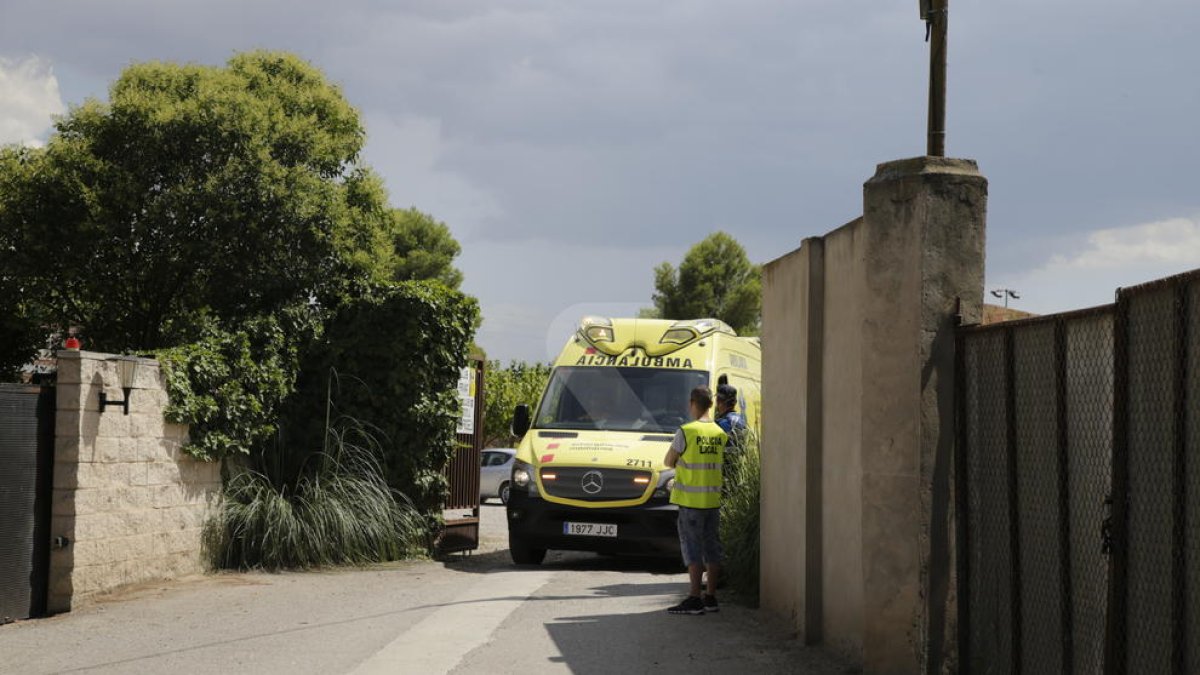 Una ambulància surt del club tennis Borges Blanques.