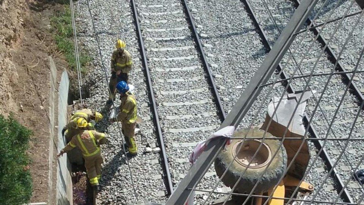 Retards a l’R4 de Rodalies al caure a la via una excavadora