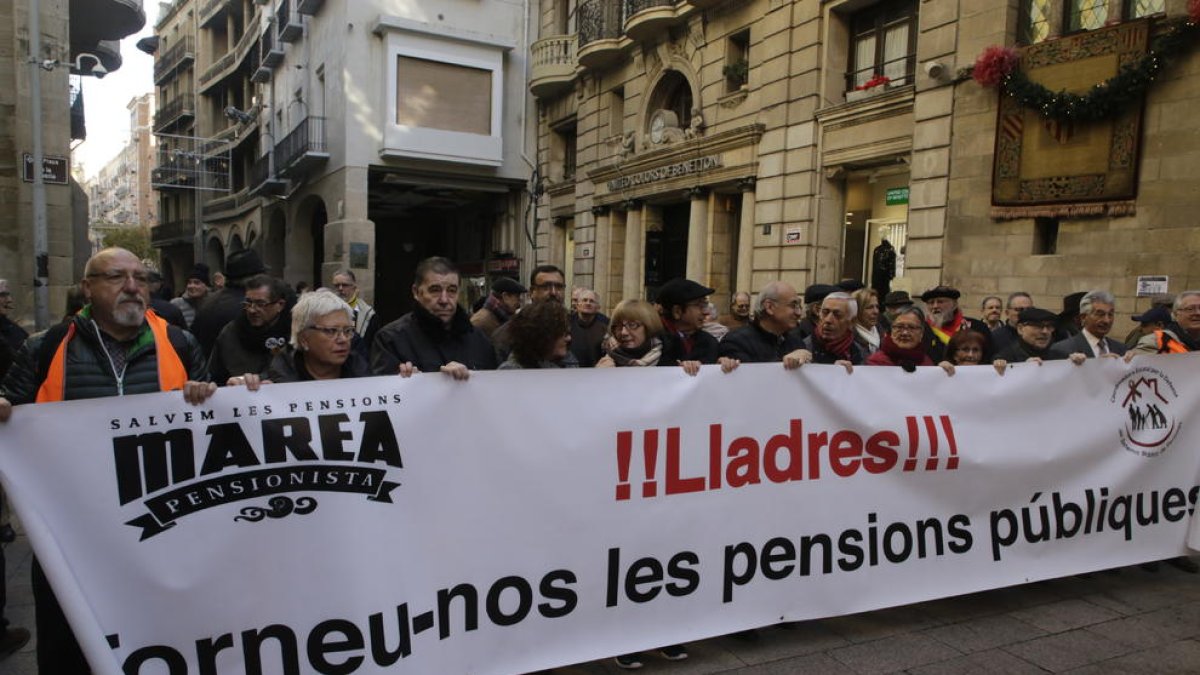 Miembros de la Marea Pensionista de Lleida, ayer en la manifestación ante la Paeria. 