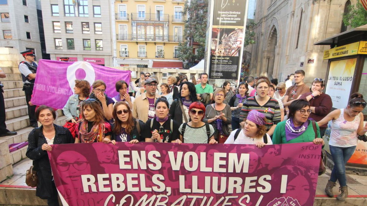 L’associació Marea Lila va encapçalar la concentració de la plaça Sant Joan amb el lema “Ens volem rebels, lliures i combatives”.