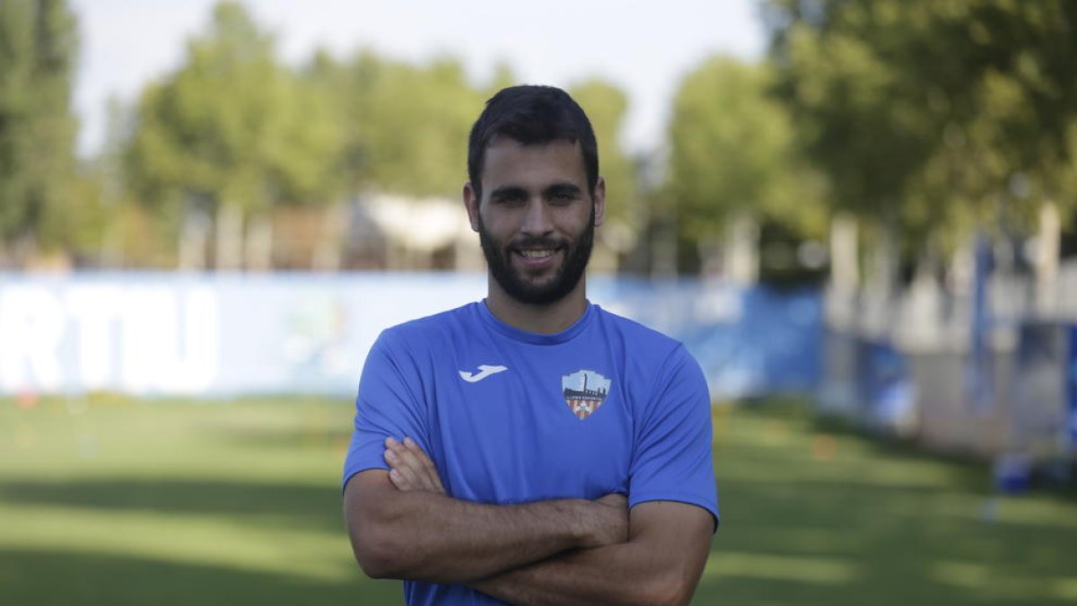 Mousa disputa un balón con un rival en una acción del partido de ayer.