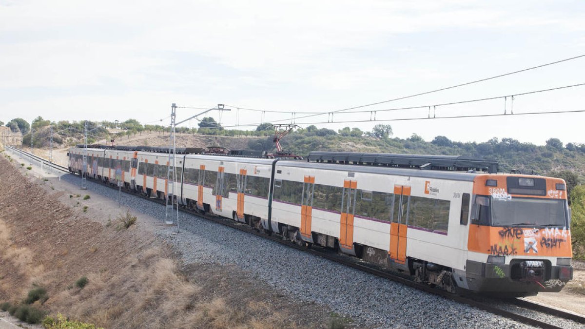 Un tren acudió a las 11.00 horas a remolcar el convoy averiado en Granyanella.