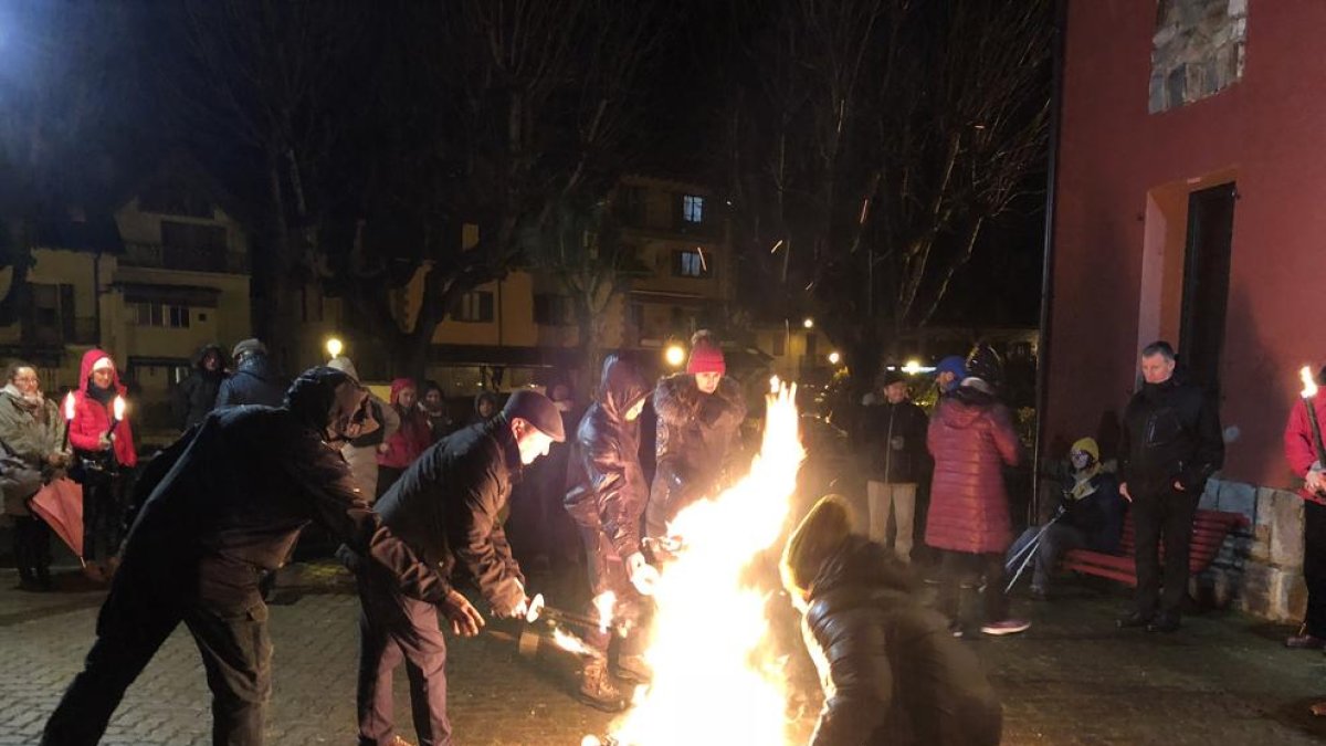 Las antorchas recorrieron anoche Les en apoyo a la exdiputada leridana Mireia Boya.