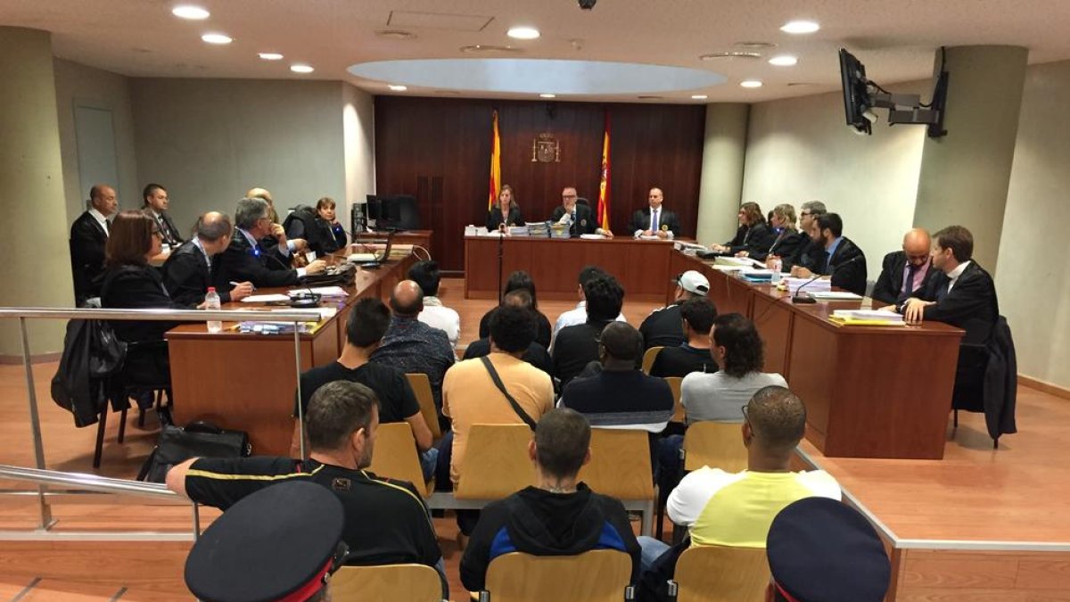 Imatge ahir dels quinze acusats a l’Audiència de Lleida en l’última sessió del judici.