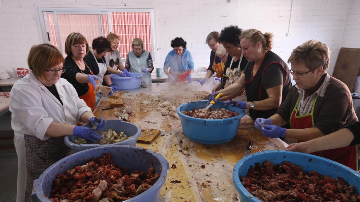 A punt el mondongo per a la festa d’Alcarràs