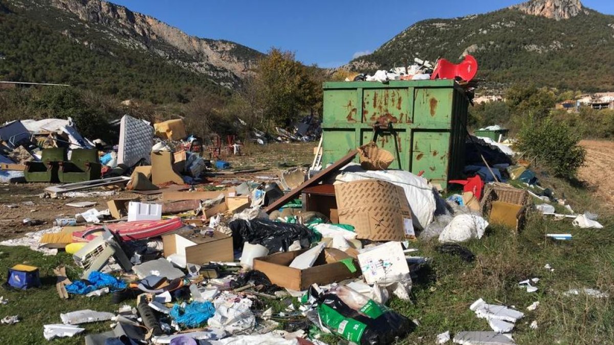 Imagen del estado del punto de recogida de residuos voluminosos de Peramola.